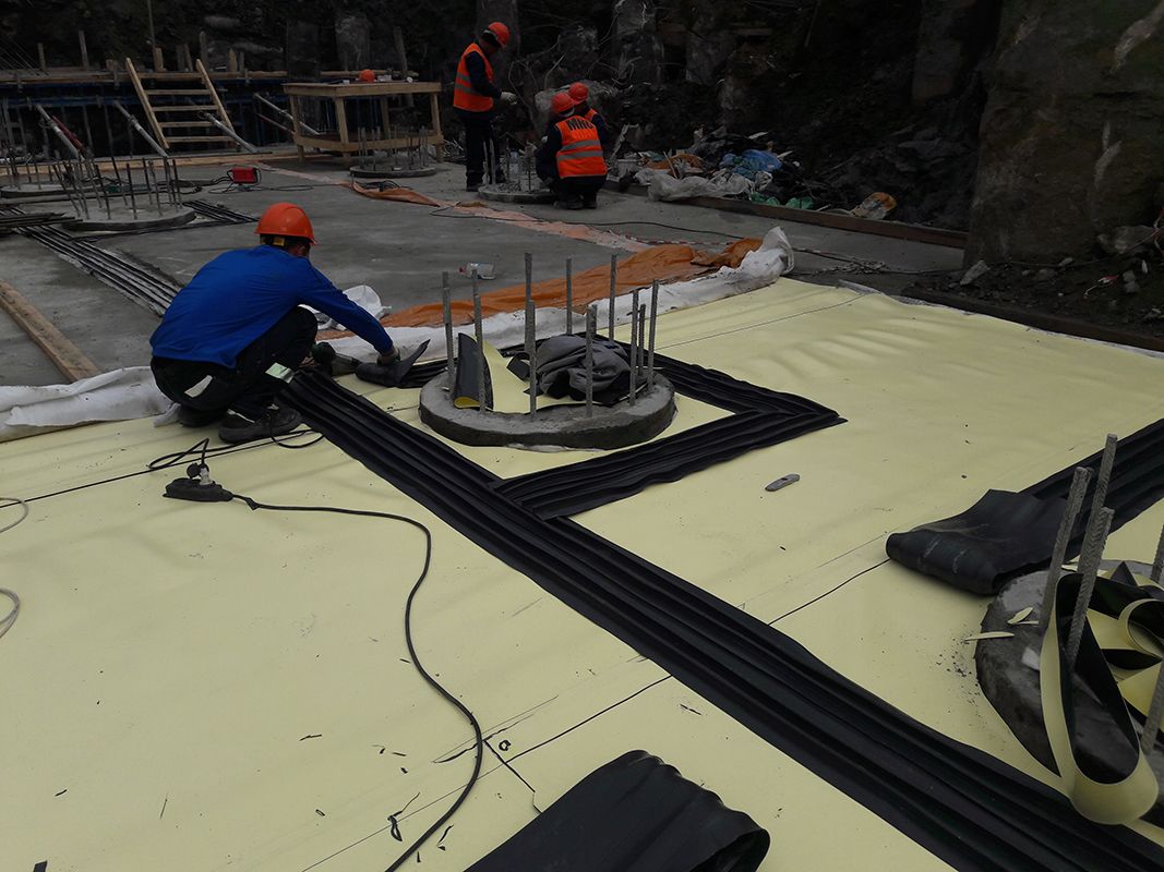 Укладка гидрошпонки для защиты рабочих и деформационных швов бетонных конструкций