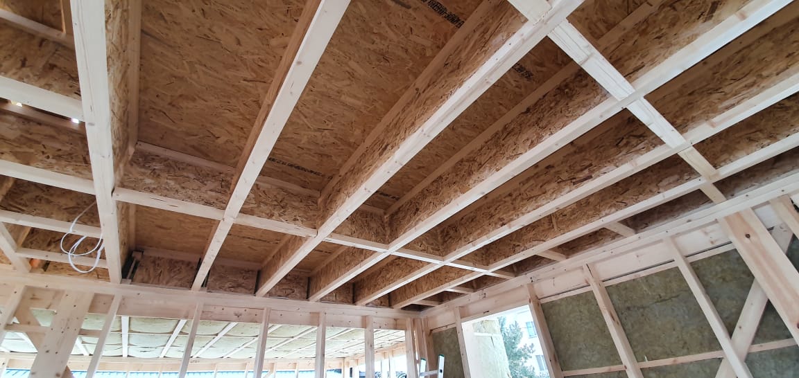Двутавровые деревянные балки как основание под плоскую крышу