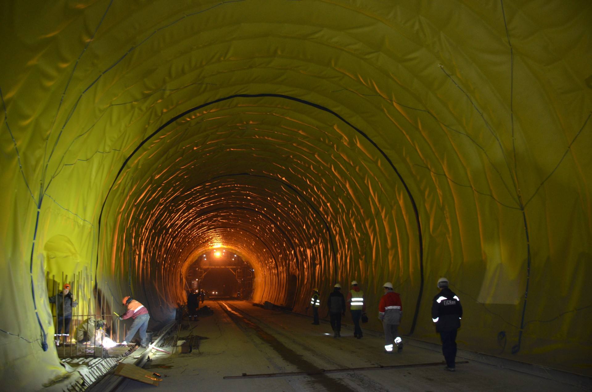 Гидроизоляция тоннеля полимерной мембраной, для железнодорожных путей