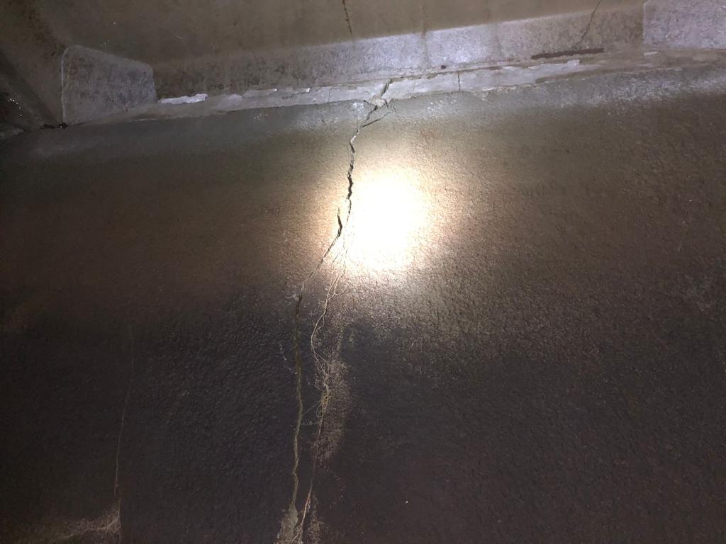 Большая трещина в бетонном резервуаре